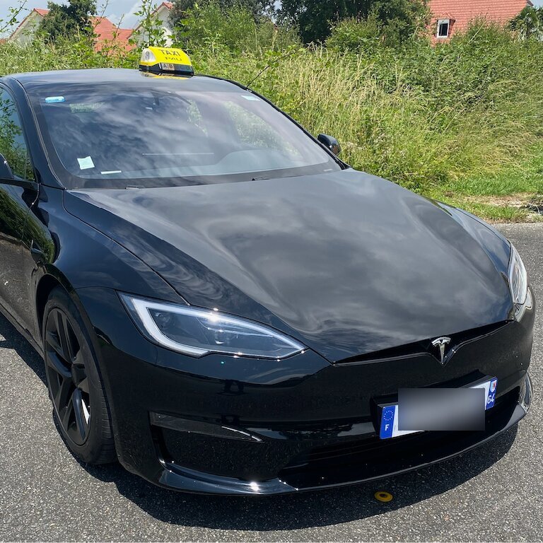 Taxi Pau: Tesla