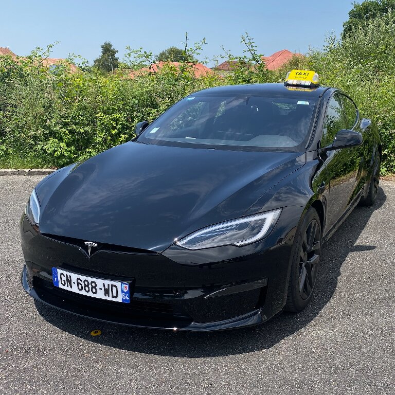 Taxi Pau: Tesla