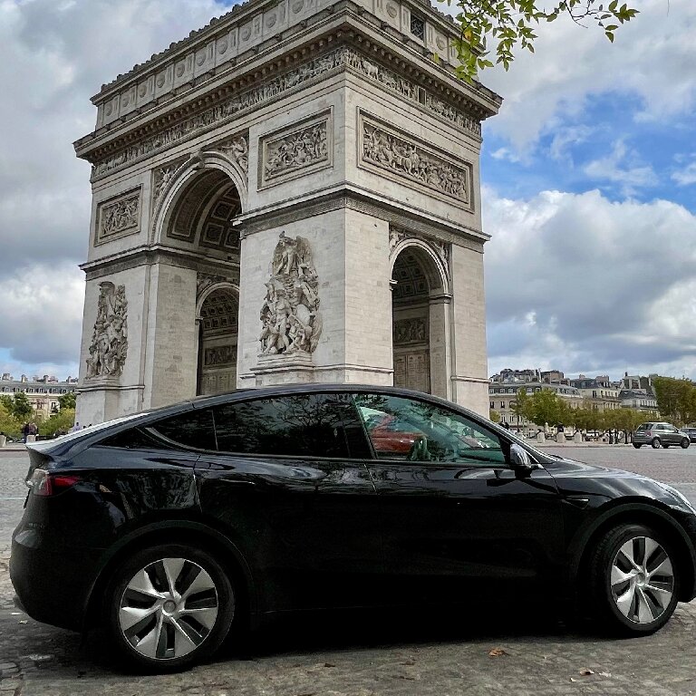 Mietwagen mit Fahrer: Tesla