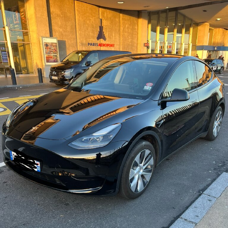 Mietwagen mit Fahrer: Tesla