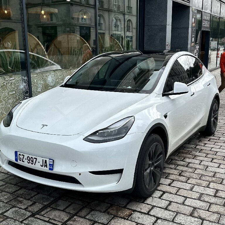 Mietwagen mit Fahrer: Tesla