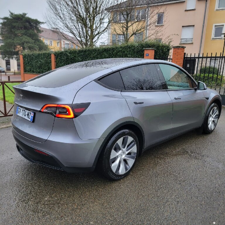 Mietwagen mit Fahrer: Tesla