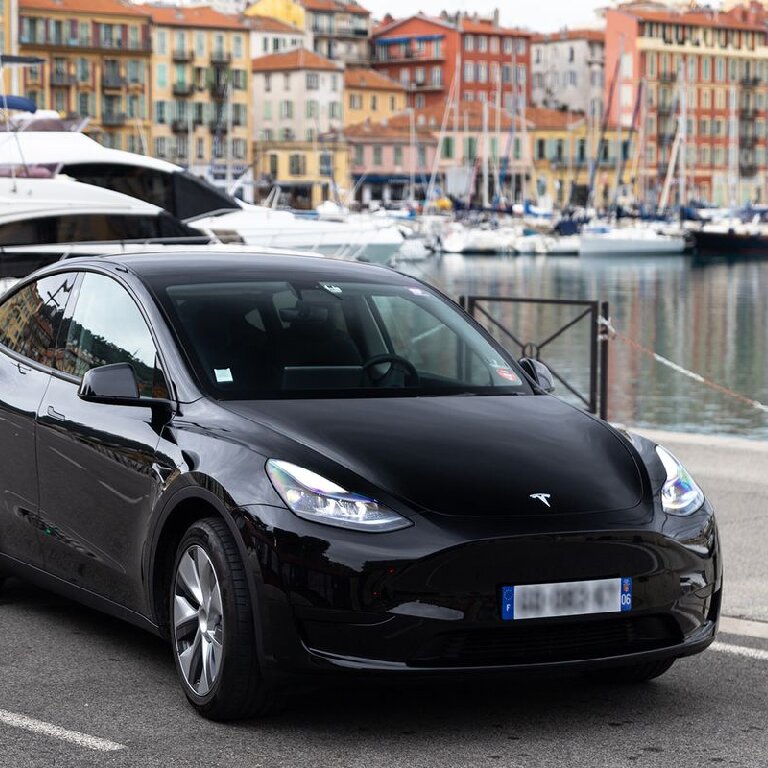 Mietwagen mit Fahrer: Tesla