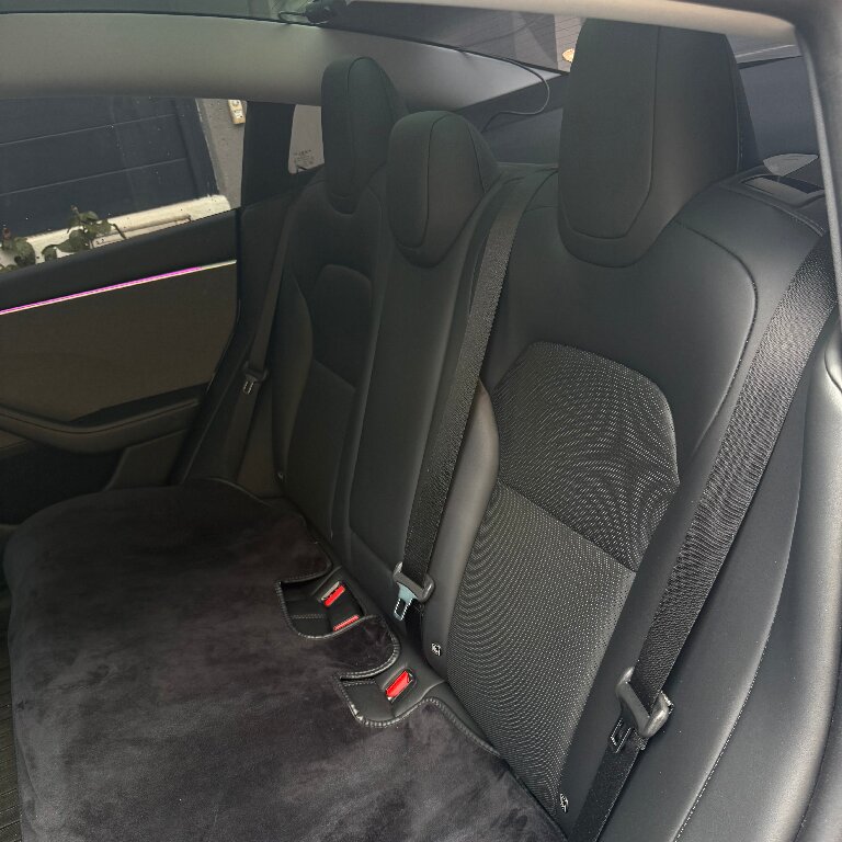 Mietwagen mit Fahrer: Tesla