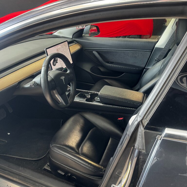Mietwagen mit Fahrer: Tesla