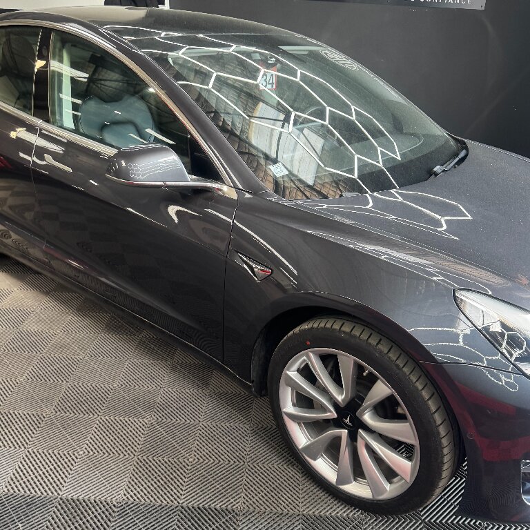 Mietwagen mit Fahrer: Tesla