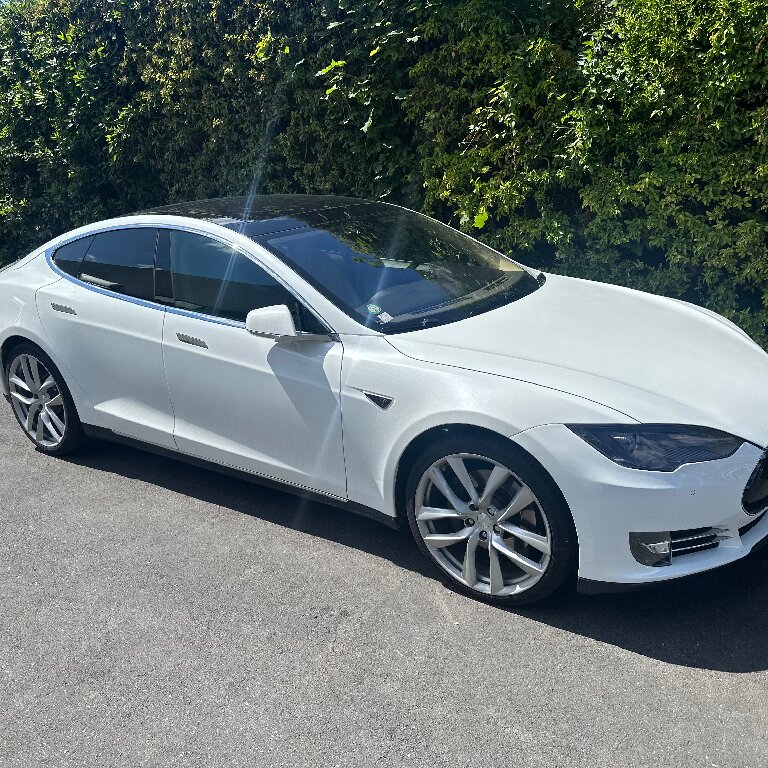 Mietwagen mit Fahrer: Tesla