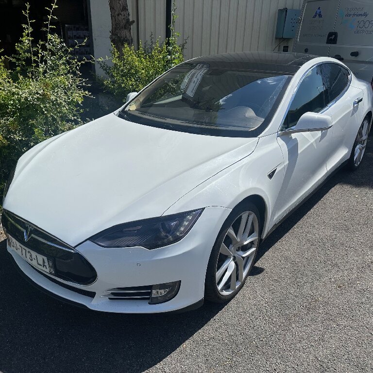 Mietwagen mit Fahrer: Tesla