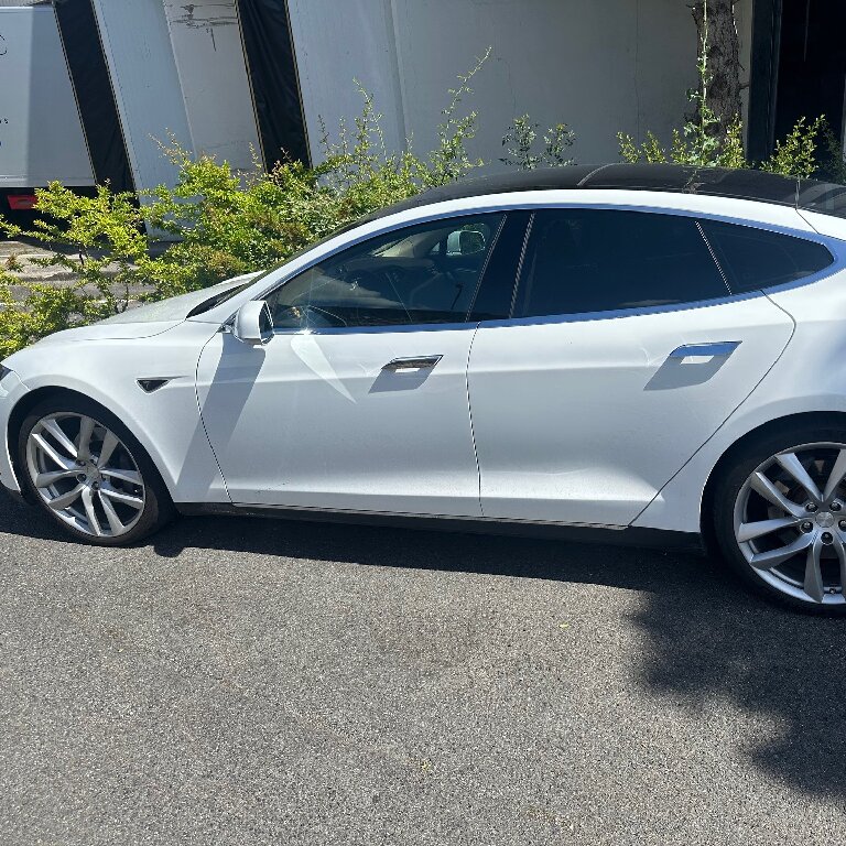 Mietwagen mit Fahrer: Tesla