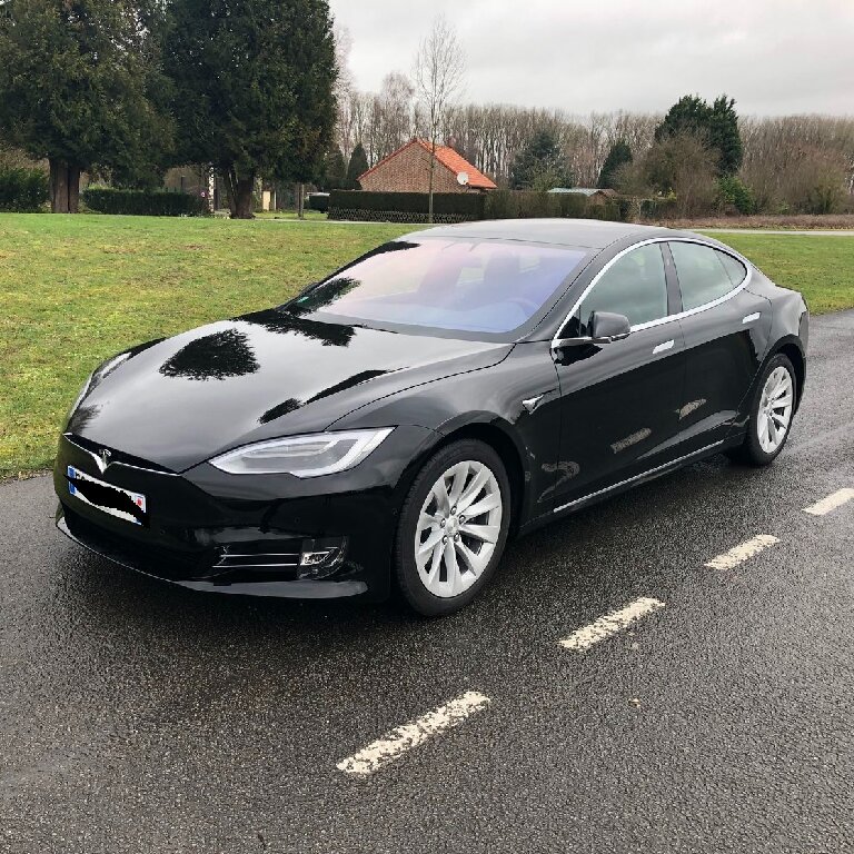 Mietwagen mit Fahrer: Tesla