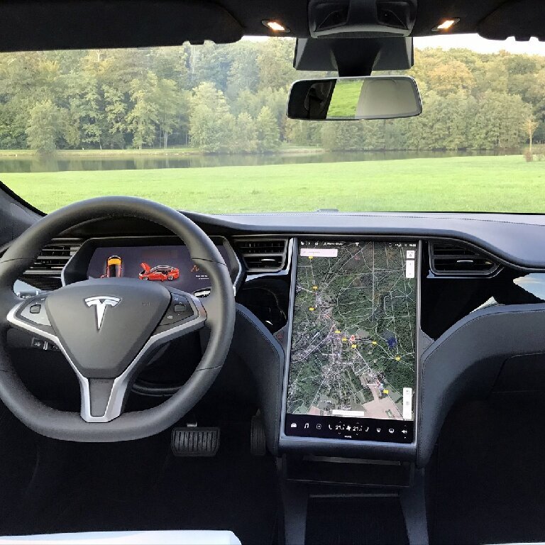 Mietwagen mit Fahrer: Tesla