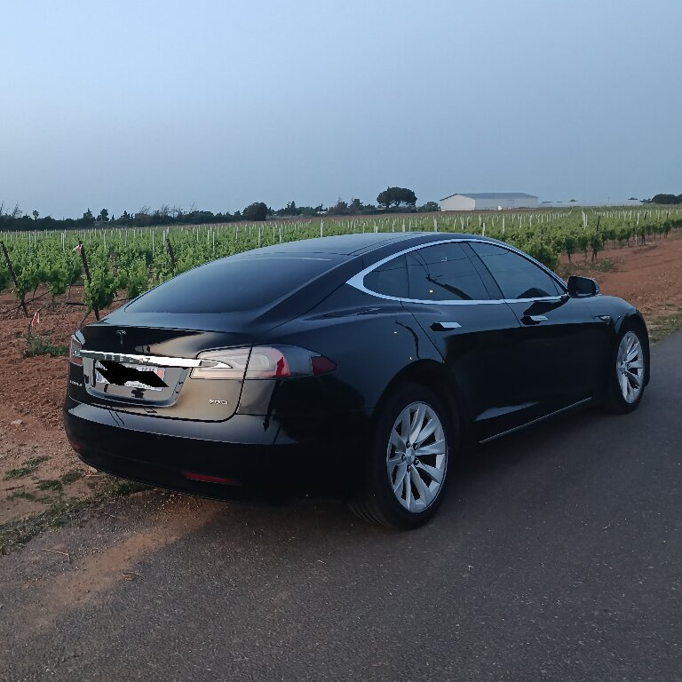 Mietwagen mit Fahrer: Tesla