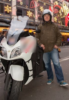 Motorrad mit Fahrer in Suresnes