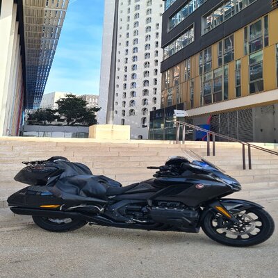 Motorrad mit Fahrer in Marseille