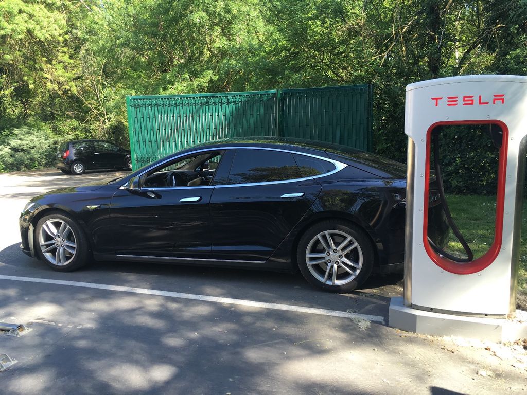 Mietwagen mit Fahrer Aix-en-Provence: Tesla