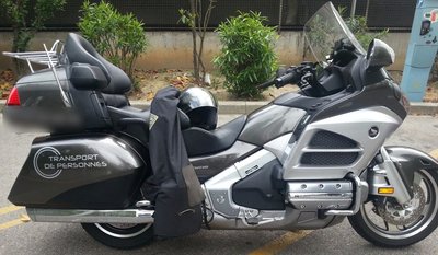 Motorrad mit Fahrer in Cagnes-sur-Mer