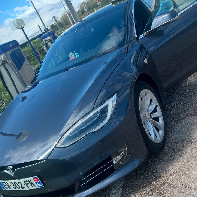 Taxi Sainte-Marie: Tesla