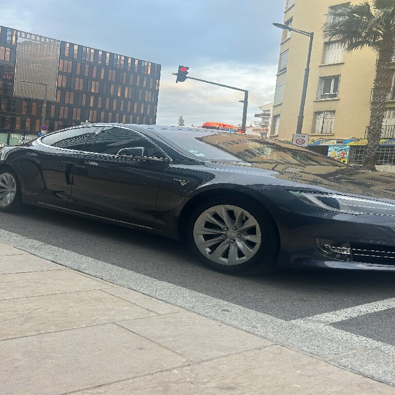 Taxi Sainte-Marie: Tesla