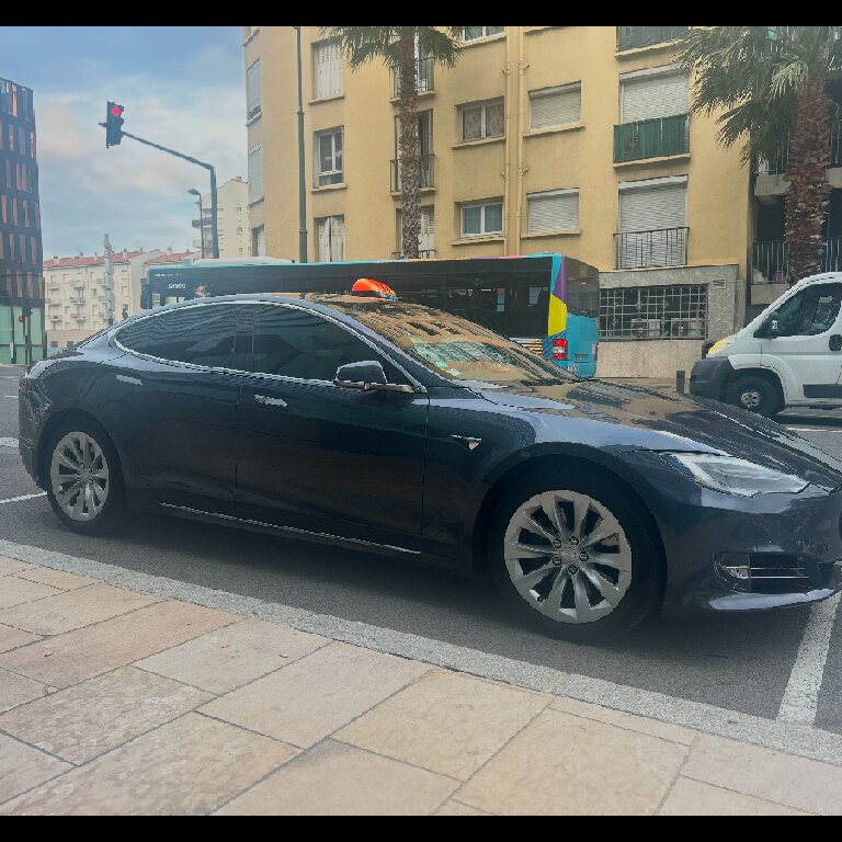 Taxi Sainte-Marie: Tesla