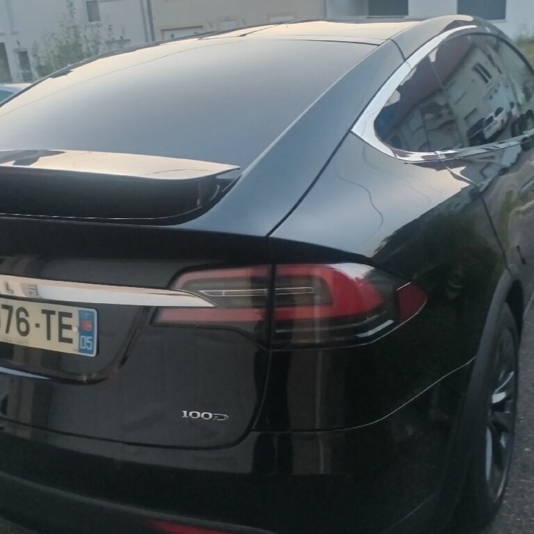 Mietwagen mit Fahrer Colligny: Tesla