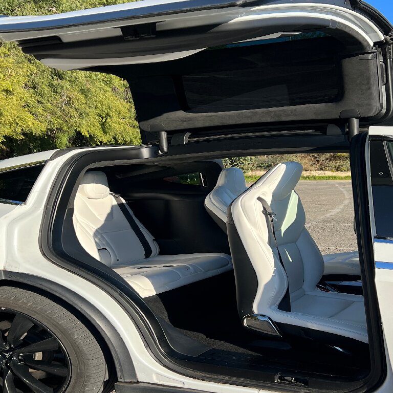 Mietwagen mit Fahrer Digne-les-Bains: Tesla