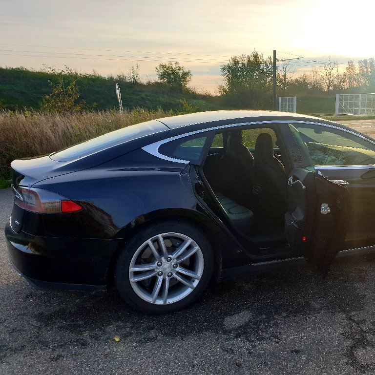 Mietwagen mit Fahrer Lyon: Tesla