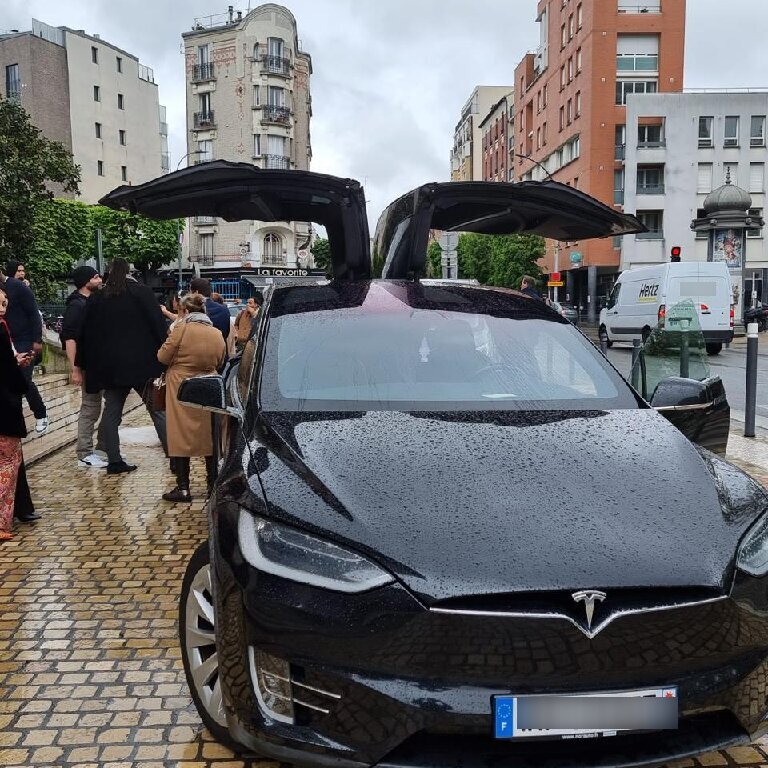 Mietwagen mit Fahrer Osny: Tesla