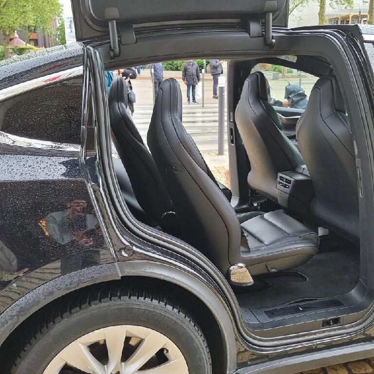 Mietwagen mit Fahrer Osny: Tesla