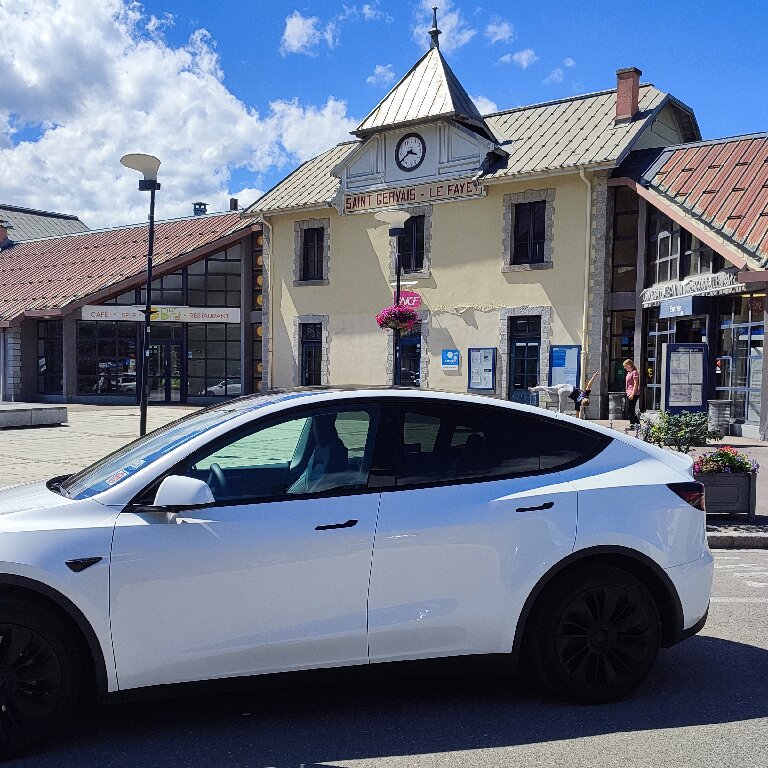 Mietwagen mit Fahrer Vert-Saint-Denis: Tesla