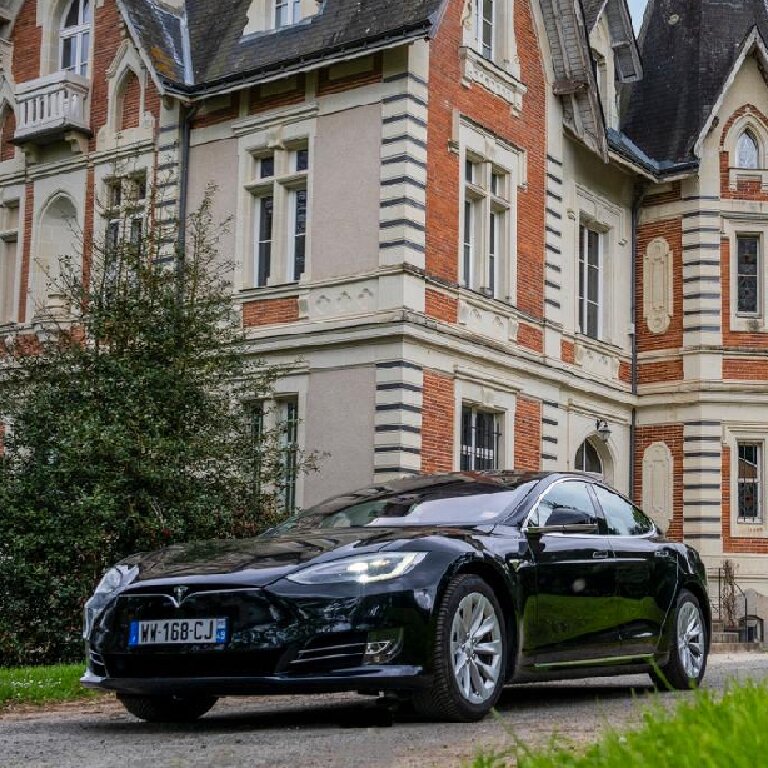 VTC Montreuil-Juigné: Tesla