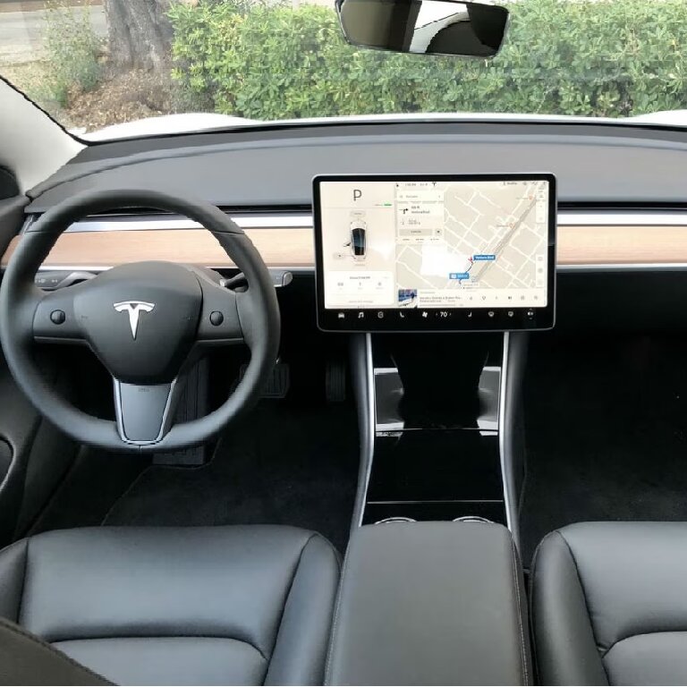 Mietwagen mit Fahrer Nantes: Tesla