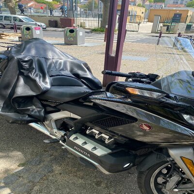 Motorrad mit Fahrer in Bagneux