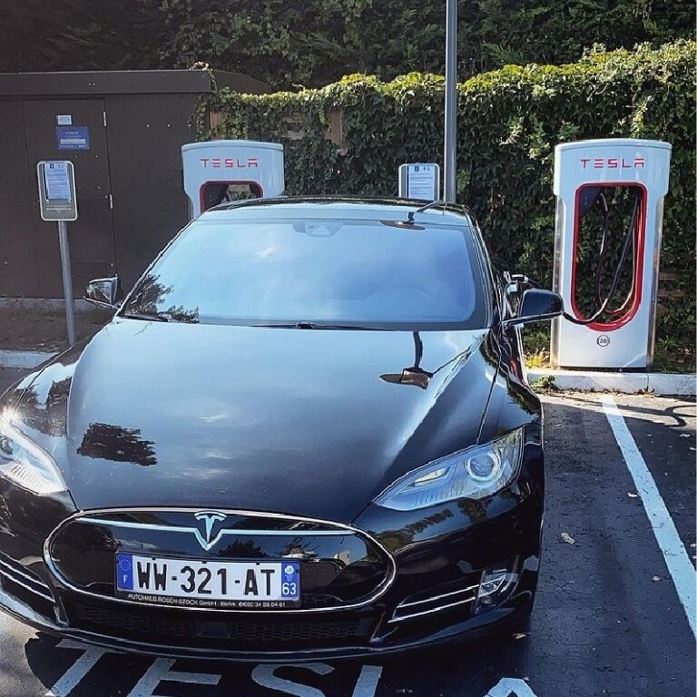Mietwagen mit Fahrer Clermont-Ferrand: Tesla