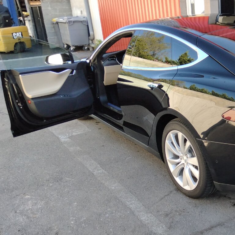 Mietwagen mit Fahrer Clermont-Ferrand: Tesla